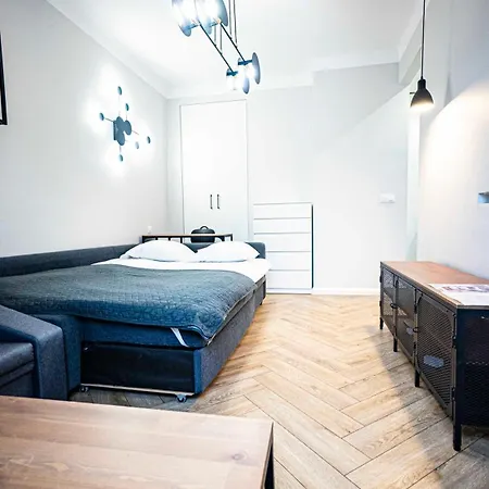 W Centrum Warszawy - Dworzec * ורשה