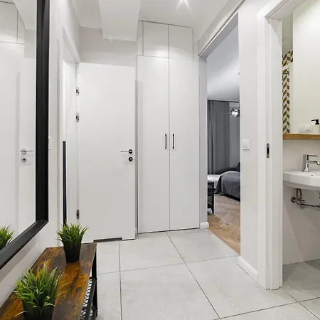 W Centrum Warszawy - Dworzec * ורשה